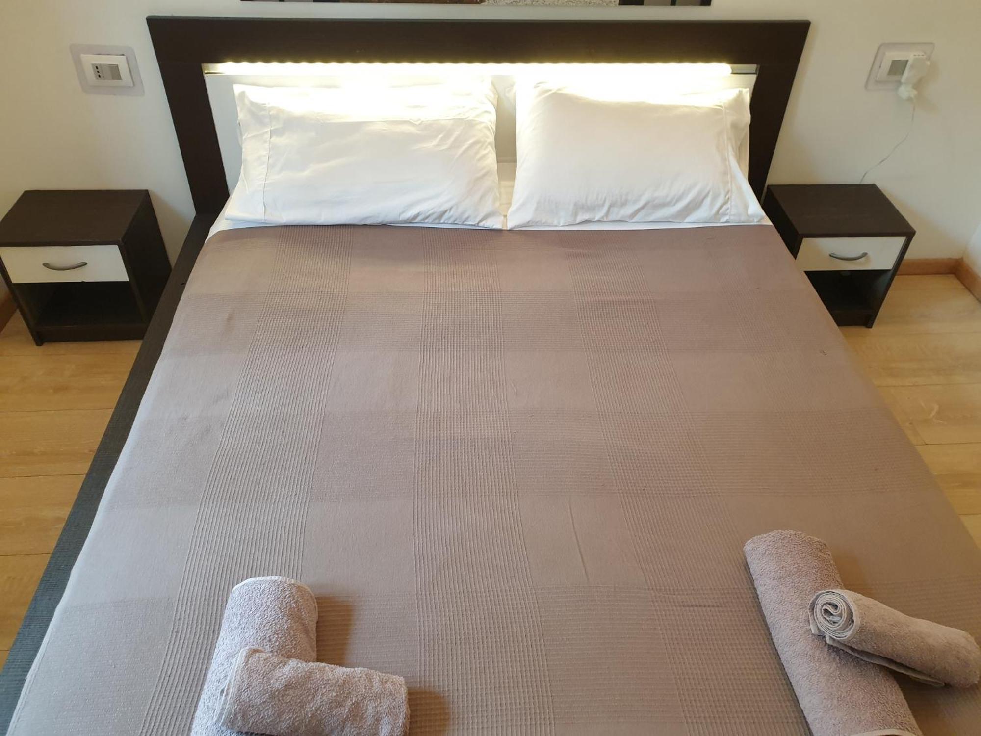Your Lovely Home, Porta Venezia-1 Queen Bed, 3 Single Beds, 1 Sofa Bed- Milano Exteriör bild